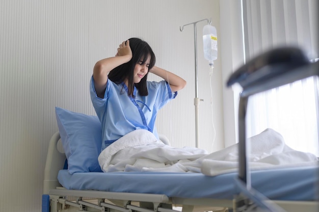 Una paziente asiatica scoraggiata A seguito della dichiarazione del medico che il cancro