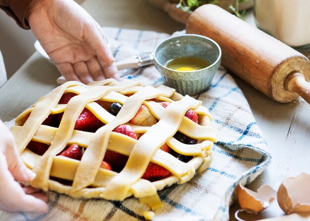 Una persona che cuoce l&#39;idea di ricetta di fotografia di cibo torta di frutta