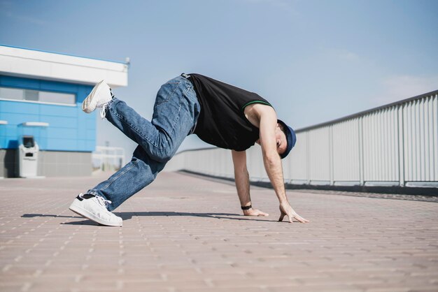 Una persona che esegue breakdance per strada all'aperto, posizione da bboy