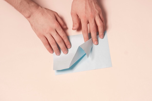 Una persona che fa l'arte degli origami con un pezzo di carta