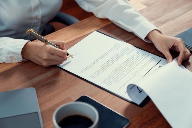 Una persona che firma un documento con il numero 1 sopra