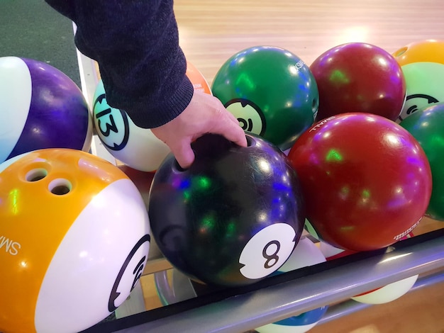 una persona che gioca a bowling che prende una palla