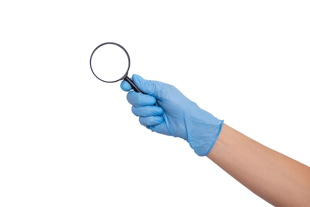 una persona che indossa un guanto blu tiene una lente d'ingrandimento