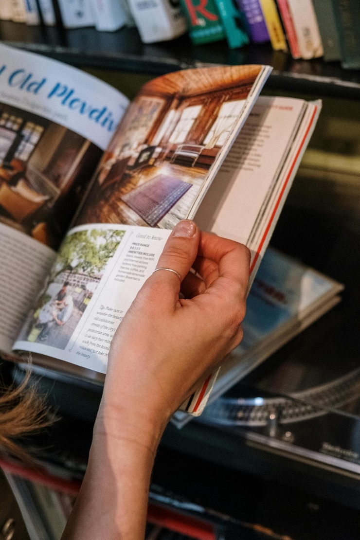 Foto una persona che legge una foto di una rivista
