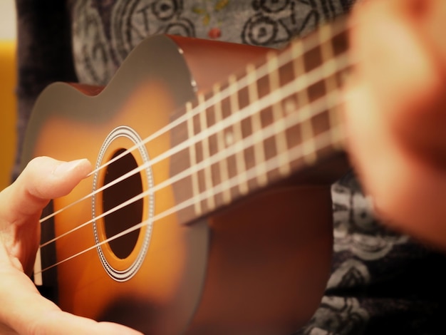 Una persona che suona una chitarra con la parola "la parola" sulle corde"