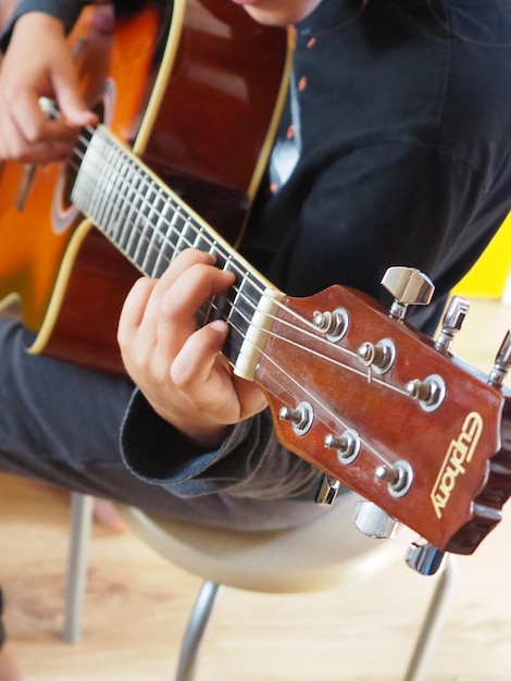 Una persona che tiene una chitarra con sopra la parola gibb