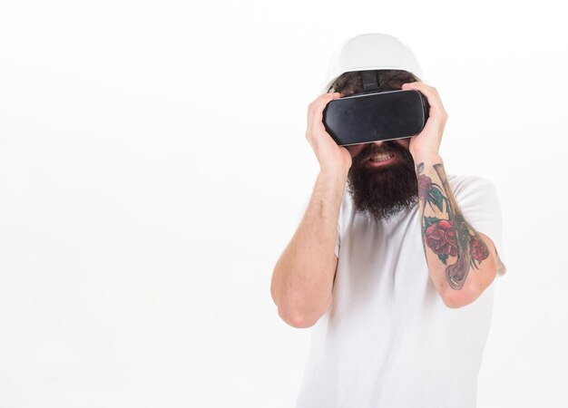 Una persona con gli occhiali virtuali vola nello spazio della stanza Tecnologia 3d intrattenimento per la realtà virtuale cyberspazio e concetto di persone giovane felice con cuffie per realtà virtuale o occhiali 3d Uomo con VR