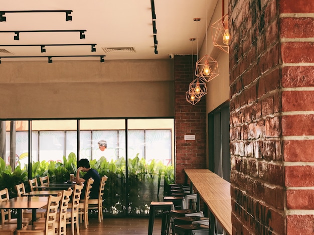 Una persona da solo a studiare in caffè con una bella vista