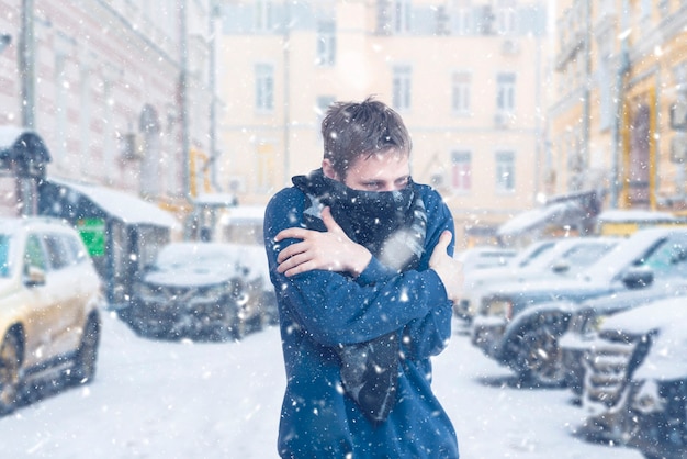 Una persona di sesso maschile si sente male, fa freddo fuori, nevoso invernale