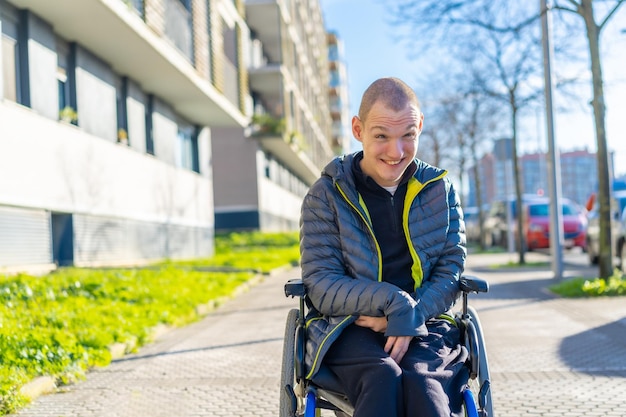 Una persona disabile che si diverte a camminare per strada in una riabilitazione su sedia a rotelle