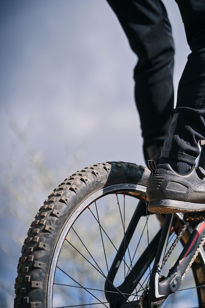 Una persona in bicicletta con una bicicletta sullo sfondo