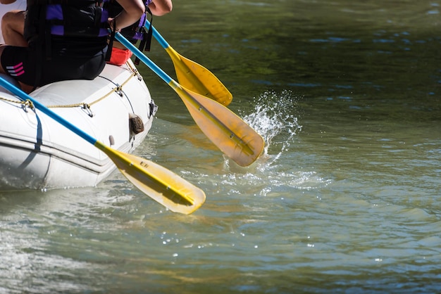 Una persona in kayak rema nell'acqua.