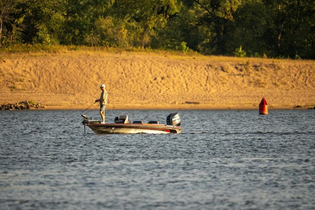 Una persona in piedi su una barca a pesca Foto