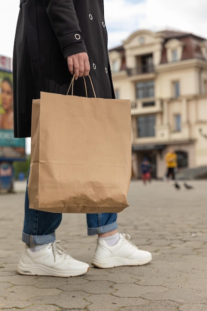 Una persona in possesso di una borsa in una strada cittadina