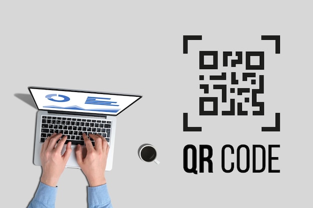 Una persona sta lavorando su un laptop con l'immagine dell'icona di un codice QR accanto