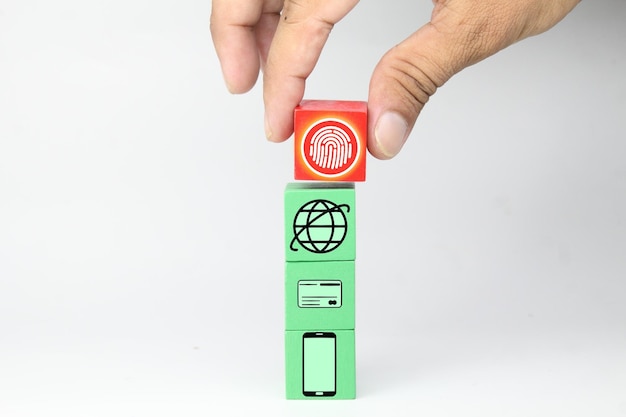 Una persona sta mettendo un cubo verde con sopra un cerchio rosso che dice "digitale".