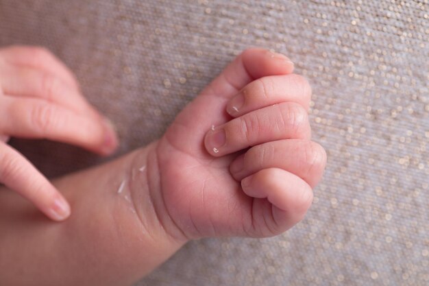 una persona sta tenendo una mano di un bambino davanti a uno specchio