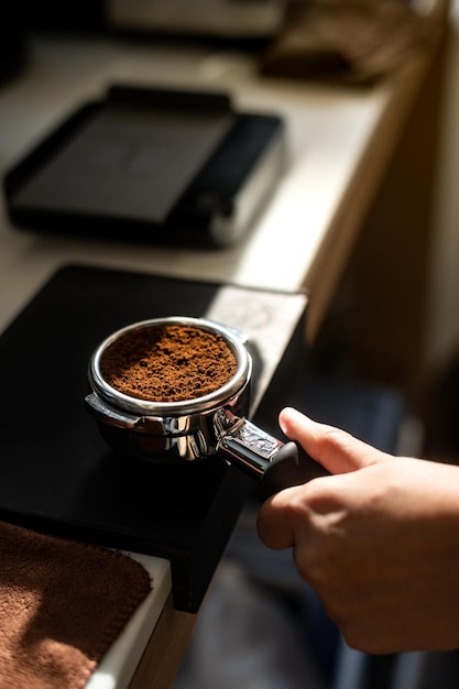 Una persona sta versando il caffè in una tazza.