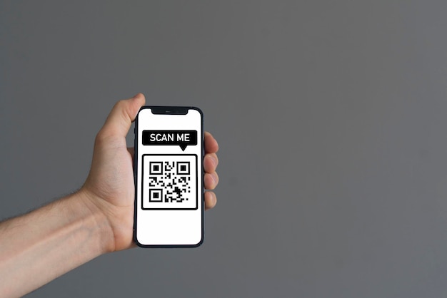 Una persona tiene in mano uno smartphone con codice QR scansionato