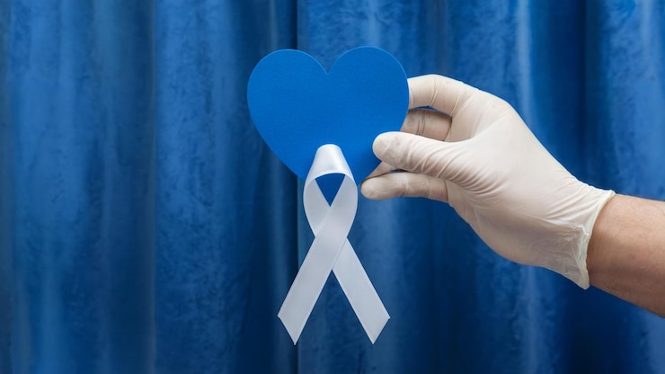 Foto una persona tiene un cuore con un nastro che dice "la parola amore" su di esso