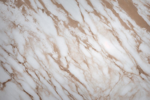 Una piastrella di marmo bianco con uno sfondo marrone.