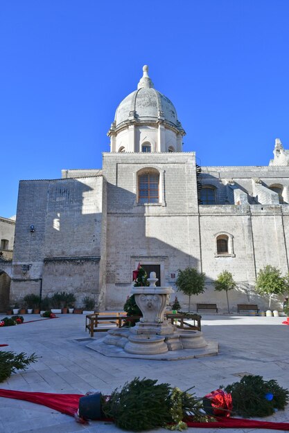 Una piazza nel centro storico di Monopoli, cittadina della Puglia