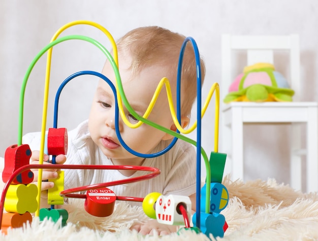 Una piccola bambina di otto mesi è rimasta sola nella sua stanza