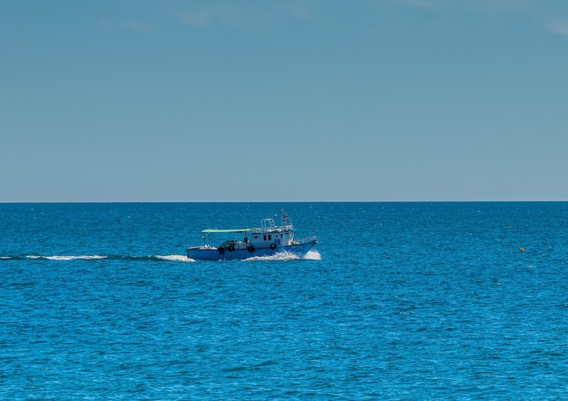 Una piccola barca a vela sulla spiaggia blu di Mahdia Tunisia