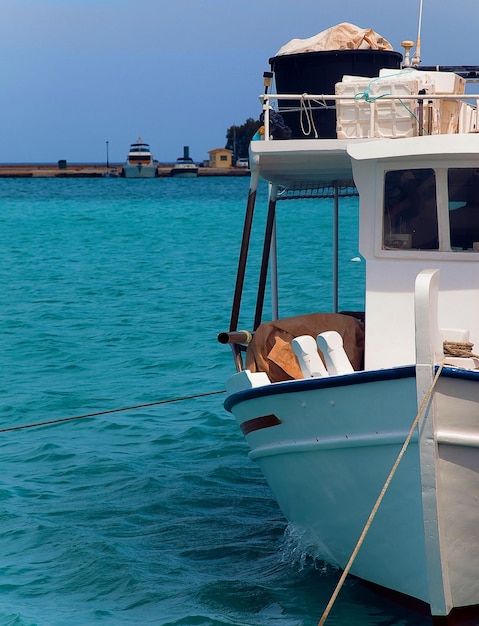 Una piccola barca da pesca