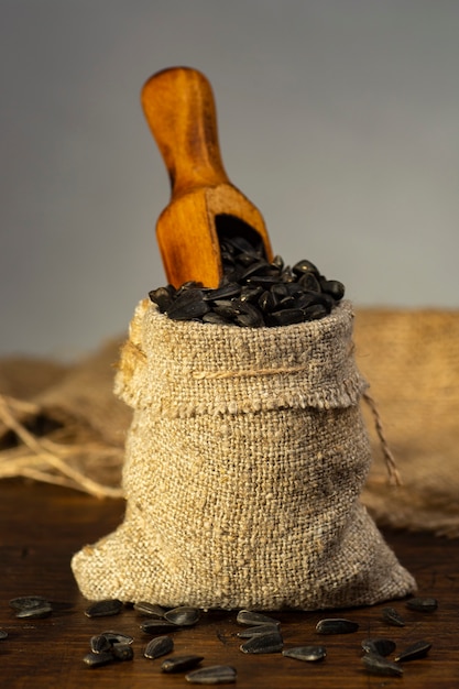 Una piccola borsa di lino con semi di girasole.