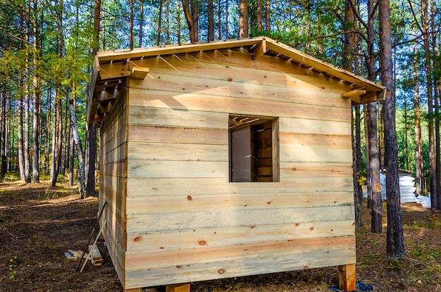 Una piccola casa incompiuta nel bosco.