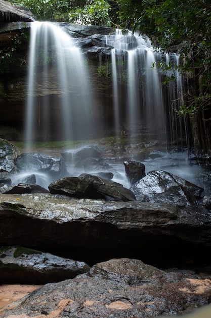 Una piccola cascata in natura