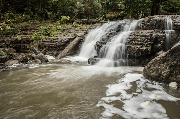 Una piccola cascata sfocia nel fiume