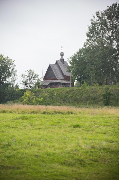 Una piccola chiesa in un villaggio suzdal russia