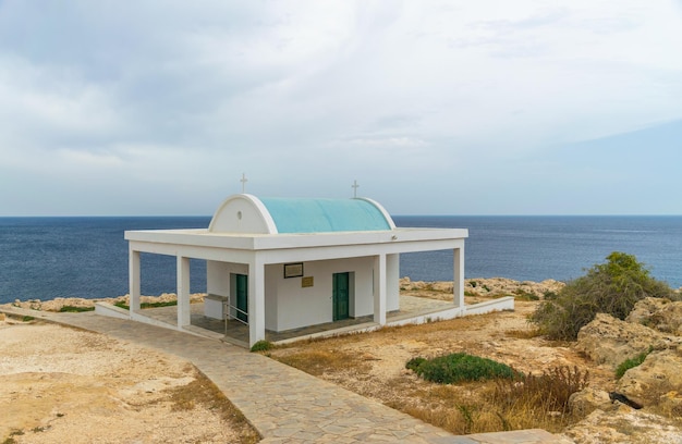 Una piccola chiesa ortodossa sulle rive del Mar Mediterraneo Cipro