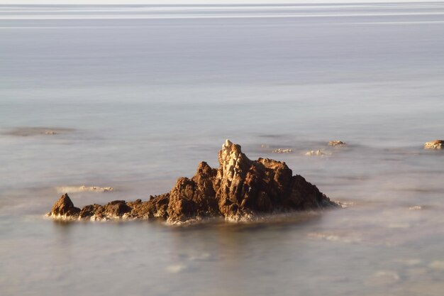 Una piccola città costiera di Gumusluk ripresa a lunga esposizione