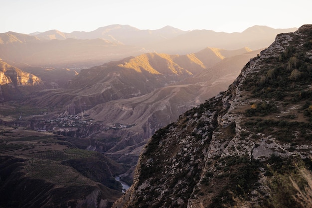 Una piccola città sullo sfondo delle alte e belle montagne