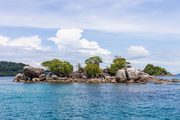 Una piccola isola in mezzo al mare