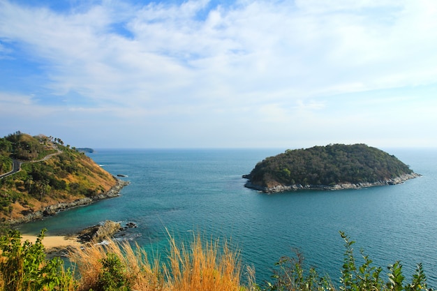 Una piccola isola si trova al largo della costa di Phuket, in Tailandia.