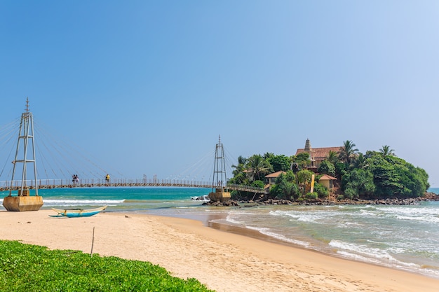 Una piccola isola vicino alla spiaggia in riva all'oceano. Sri lanka - 02.02.2018