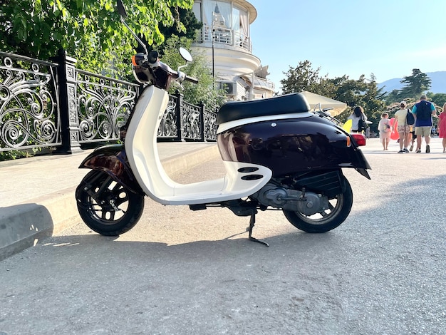 Una piccola motocicletta parcheggiata nella strada della città