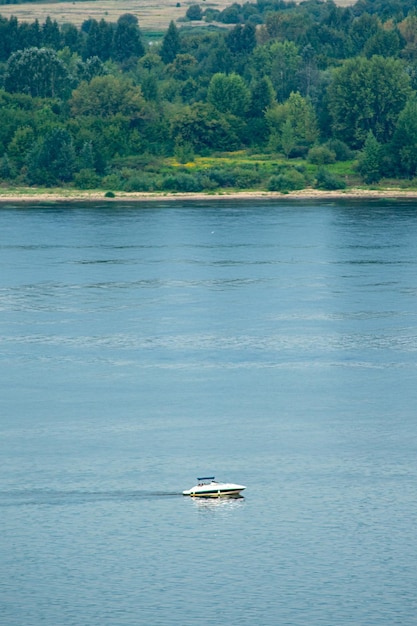 Una piccola nave naviga lungo il fiume Volga