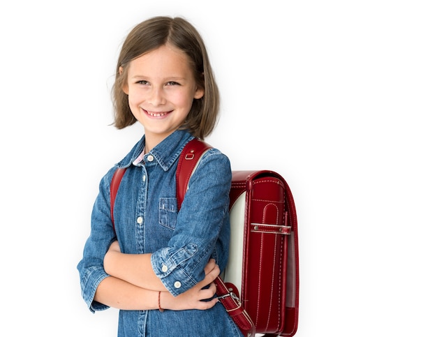 Una piccola ragazza della scuola sta sorridendo