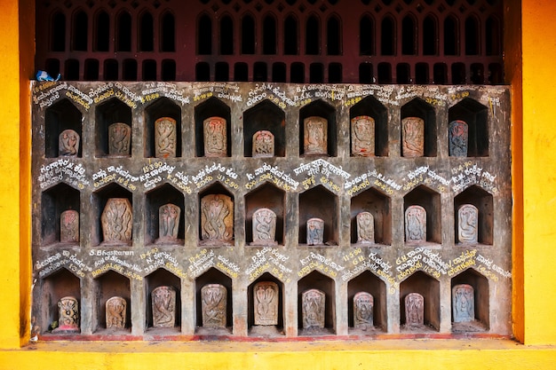 Una piccola statua del serpente, il tempio del serpente in India Gokarna