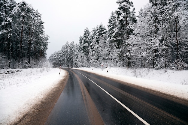 Una piccola strada nella stagione invernale. inverno. traccia.