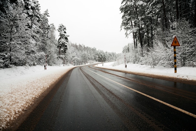 Una piccola strada nella stagione invernale.