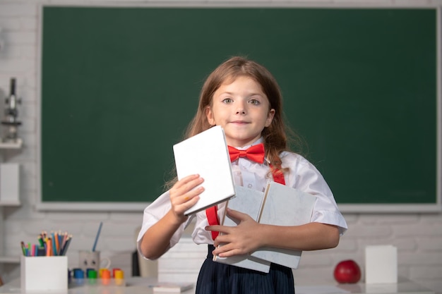 Una piccola studentessa che impara in classe studia la lingua inglese a scuola torna a scuola