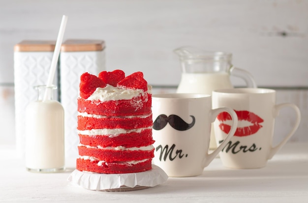 Una piccola torta di velluto rosso con crema e crema di formaggio. Torta rossa, bianco latte, mood per San Valentino