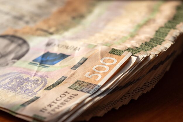 Una pila di banconote da 500 hryvnia sul tavolo denaro ucraino sul tavolo una grande somma di denaro in contanti