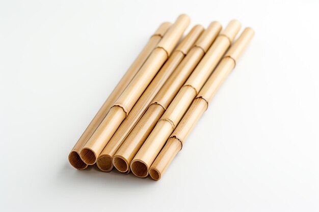 una pila di bastoncini di bambù con uno sfondo bianco